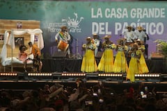 La reconocida artista del Pacífico colombiano, Nidia Góngora, recibió un homenaje especial en el Petronio Álvarez 2025 por su trayectoria y aporte a la música tradicional del Pacífico. Foto Jorge Orozco / El País.