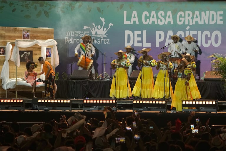 La reconocida artista del Pacífico colombiano, Nidia Góngora, recibió un homenaje especial en el Petronio Álvarez 2025 por su trayectoria y aporte a la música tradicional del Pacífico. Foto Jorge Orozco / El País.