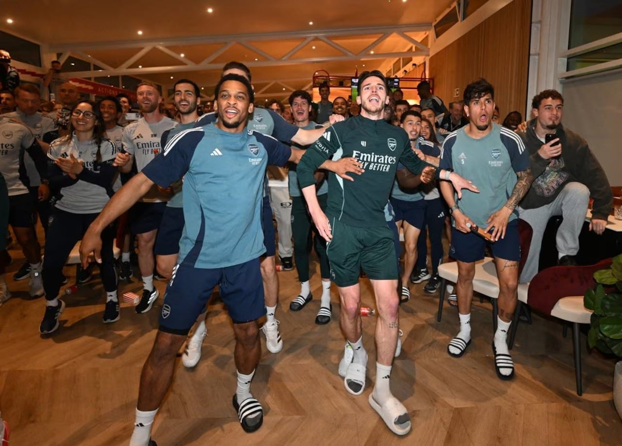 Jugadores del Arsenal segundo antes del pitazo final del partido del Manchester City.