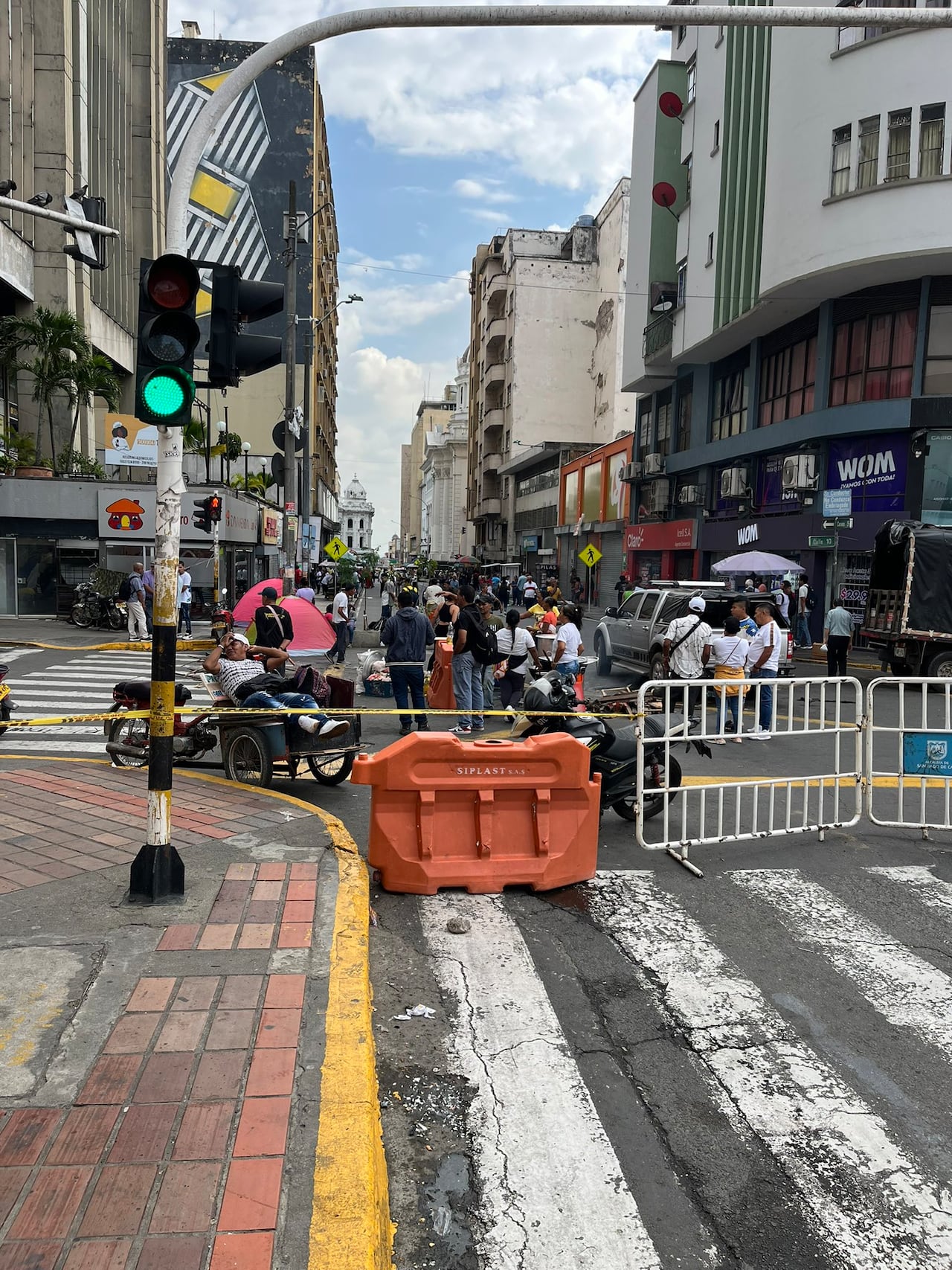 Los manifestantes se han apostado en el centro de Cali perjudicando la movilidad en el sector.