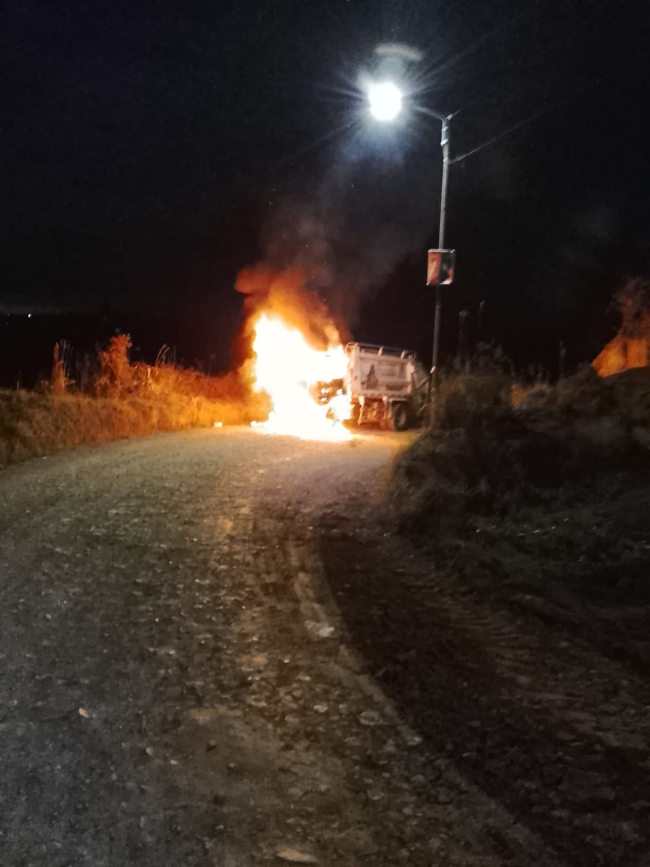 Según versiones de la comunidad, hombres armados interceptaron el automotor, obligaron al conductor a descender y luego le prendieron fuego.