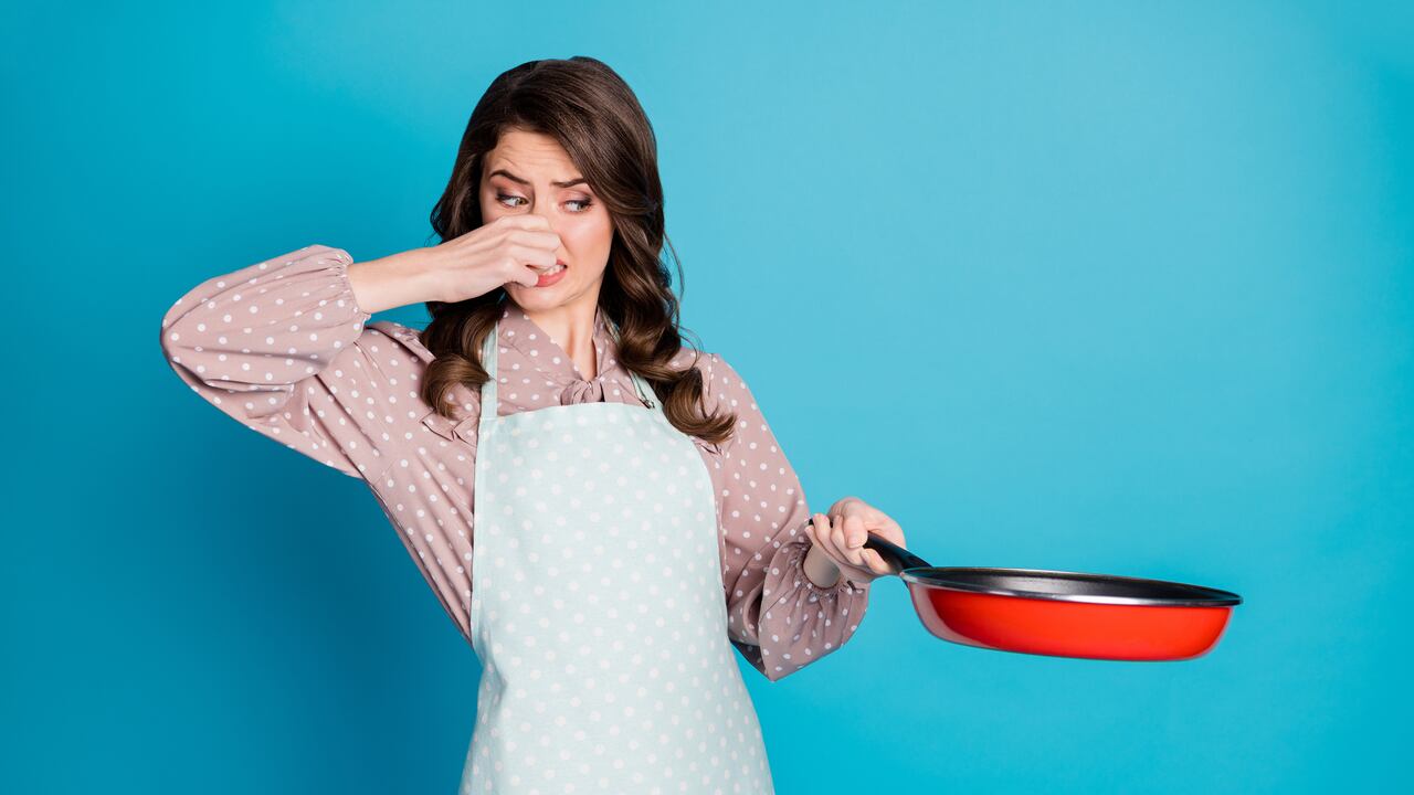 Descubra la técnica de vaporización con vinagre blanco para eliminar de manera efectiva los olores persistentes de aceite en el aire.