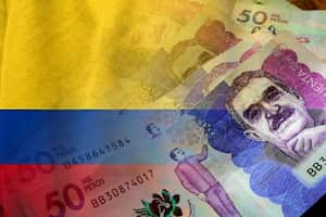 Billete de 50 mil pesos con bandera de Colombia.
