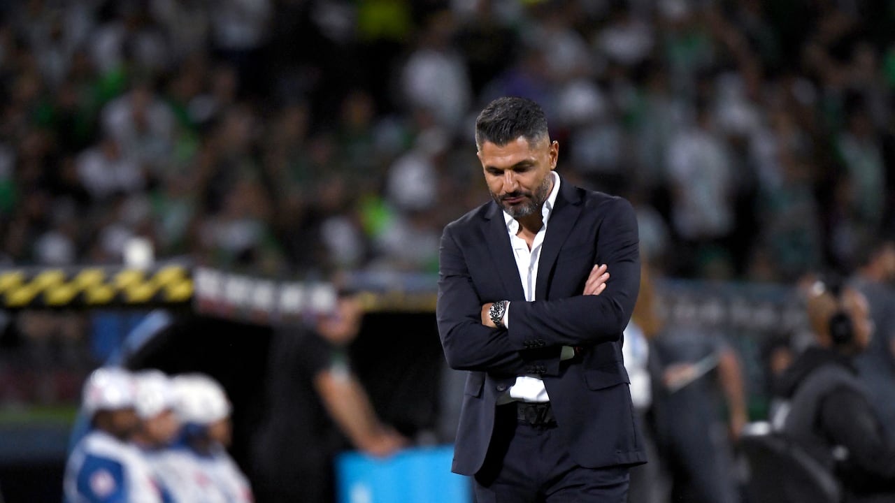Atletico Nacional's Argentine head coach Javier Gandolfi gestures during the Copa Libertadores round of 16 first leg football match between Colombia's Atletico Nacional and Brazil's Sao Paulo, at the Atanasio Girardot stadium in Medellin, Colombia, on August 12, 2025. (Photo by Jaime SALDARRIAGA / AFP)