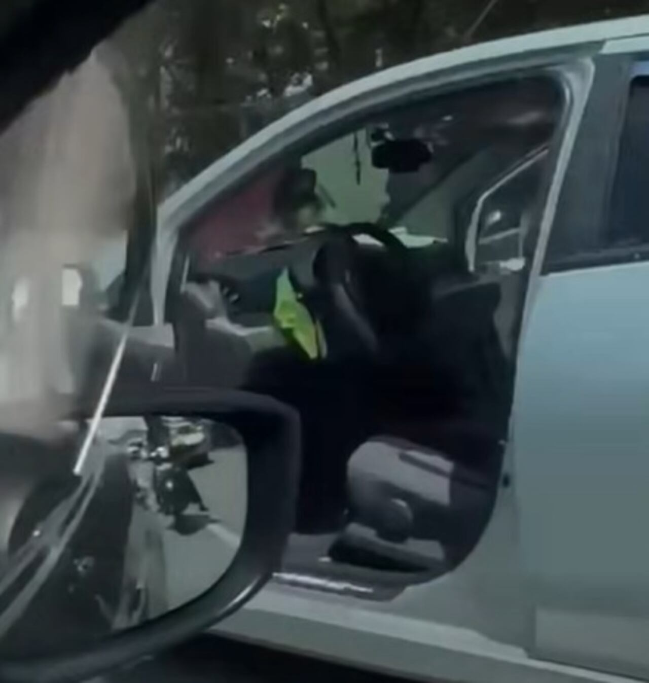 Así quedó el vehículo de la víctima, con las puertas abiertas y abandonado en la carretera, indicaron los testigos.