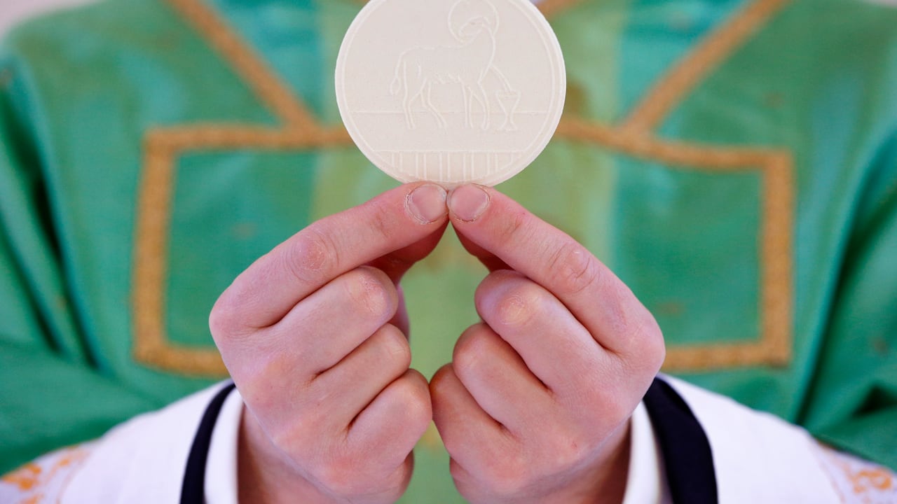 La comunidad católica acostumbra a asistir a la eucaristía los domingos de cada mes.