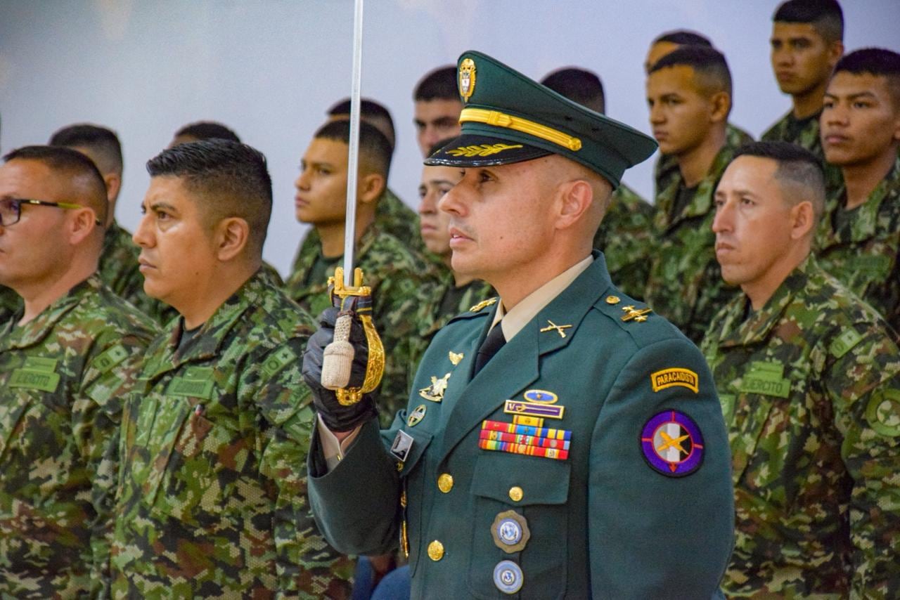 El coronel Álvaro Alonso Carrillo Torres entrega el mando de la brigada tras casi dos años al frente de la unidad. Durante su gestión se destacaron las iniciativas de prevención del reclutamiento forzado de menores y el trabajo articulado con comunidades en las regiones Suroccidente, Centro, Orinoquía y Amazonía.