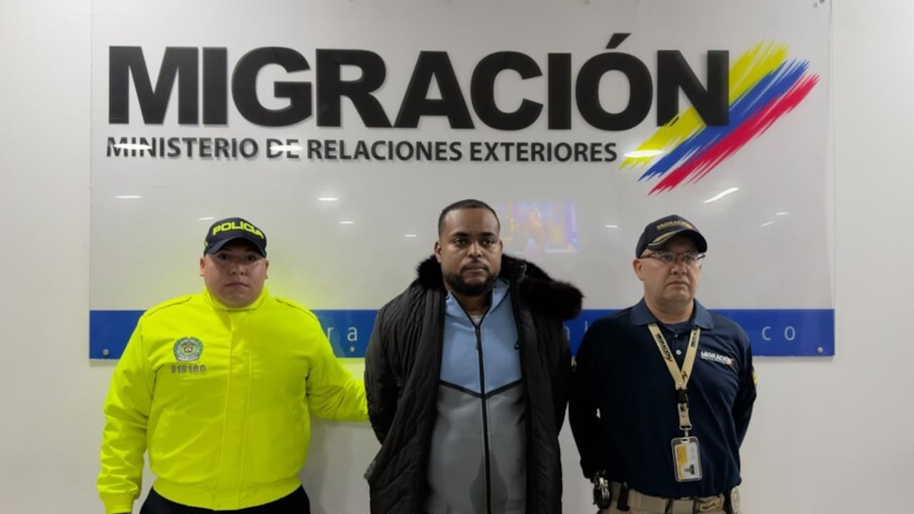 Alias Mapaya, cabecilla de Los Espartanos, en su llegada al Aeropuerto Internacional El Dorado de Bogotá.