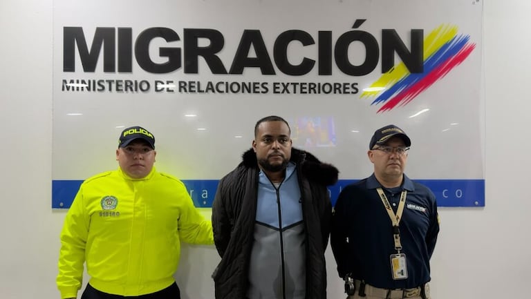 Alias Mapaya, cabecilla de Los Espartanos, en su llegada al Aeropuerto Internacional El Dorado de Bogotá.