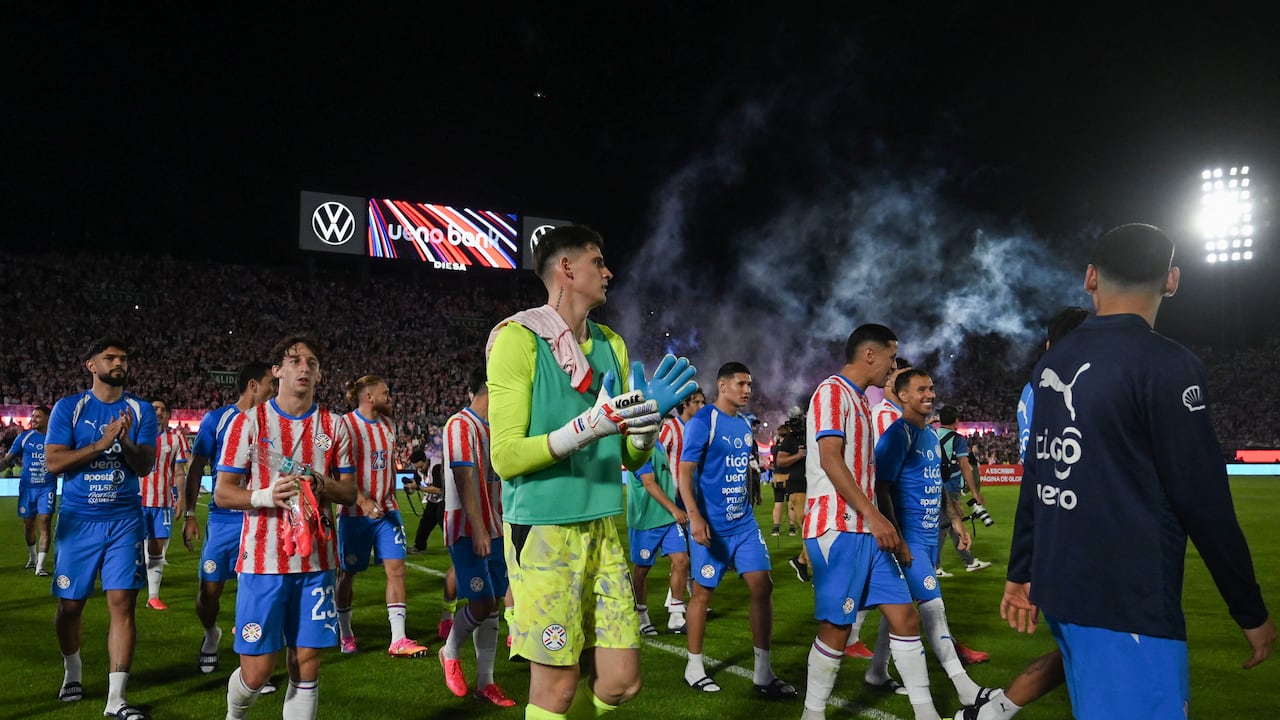 Los integrantes de la selección de Paraguay saludan a los aficionados al finalizar el partido amistoso internacional de fútbol entre Paraguay y Nicaragua en el Estadio Defensores del Chaco en Asunción, el 5 de junio de 2026. (Foto de DANIEL DUARTE / AFP)