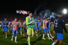 Los integrantes de la selección de Paraguay saludan a los aficionados al finalizar el partido amistoso internacional de fútbol entre Paraguay y Nicaragua en el Estadio Defensores del Chaco en Asunción, el 5 de junio de 2026. (Foto de DANIEL DUARTE / AFP)