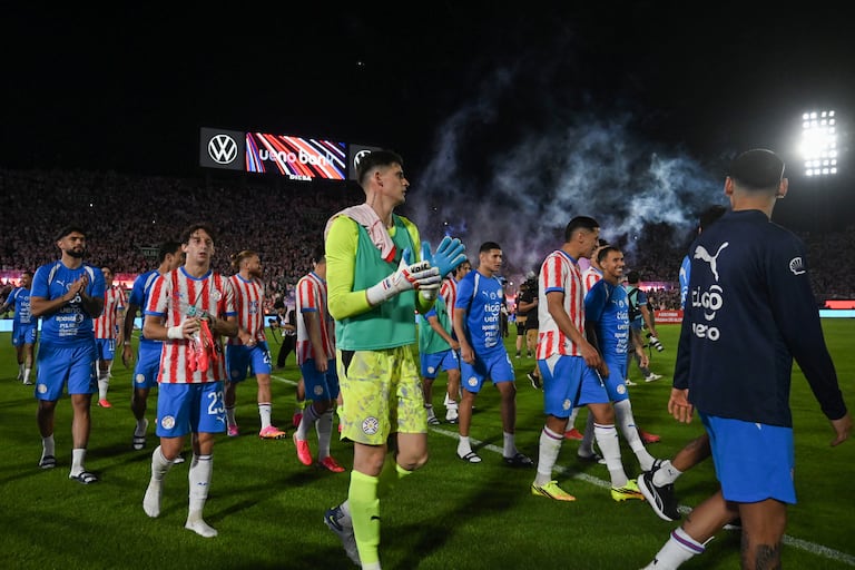 Los integrantes de la selección de Paraguay saludan a los aficionados al finalizar el partido amistoso internacional de fútbol entre Paraguay y Nicaragua en el Estadio Defensores del Chaco en Asunción, el 5 de junio de 2026. (Foto de DANIEL DUARTE / AFP)