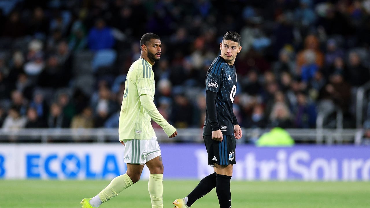 James Rodríguez, número 10 del Minnesota United FC, y José Caicedo, número 30 del Portland Timbers, observan el partido durante la segunda mitad en el Allianz Field el 18 de abril de 2026 en St. Paul, Minnesota.