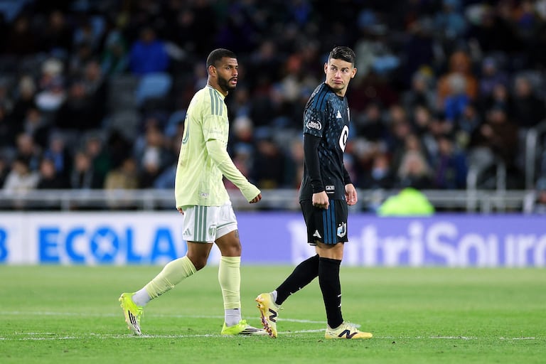 James Rodríguez, número 10 del Minnesota United FC, y José Caicedo, número 30 del Portland Timbers, observan el partido durante la segunda mitad en el Allianz Field el 18 de abril de 2026 en St. Paul, Minnesota.