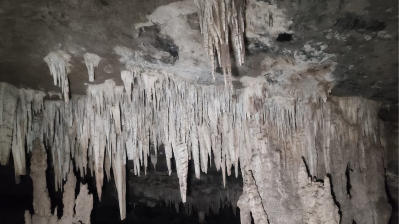 En El Peñón, Santander también se encuentra la Caverna Los Carracos.