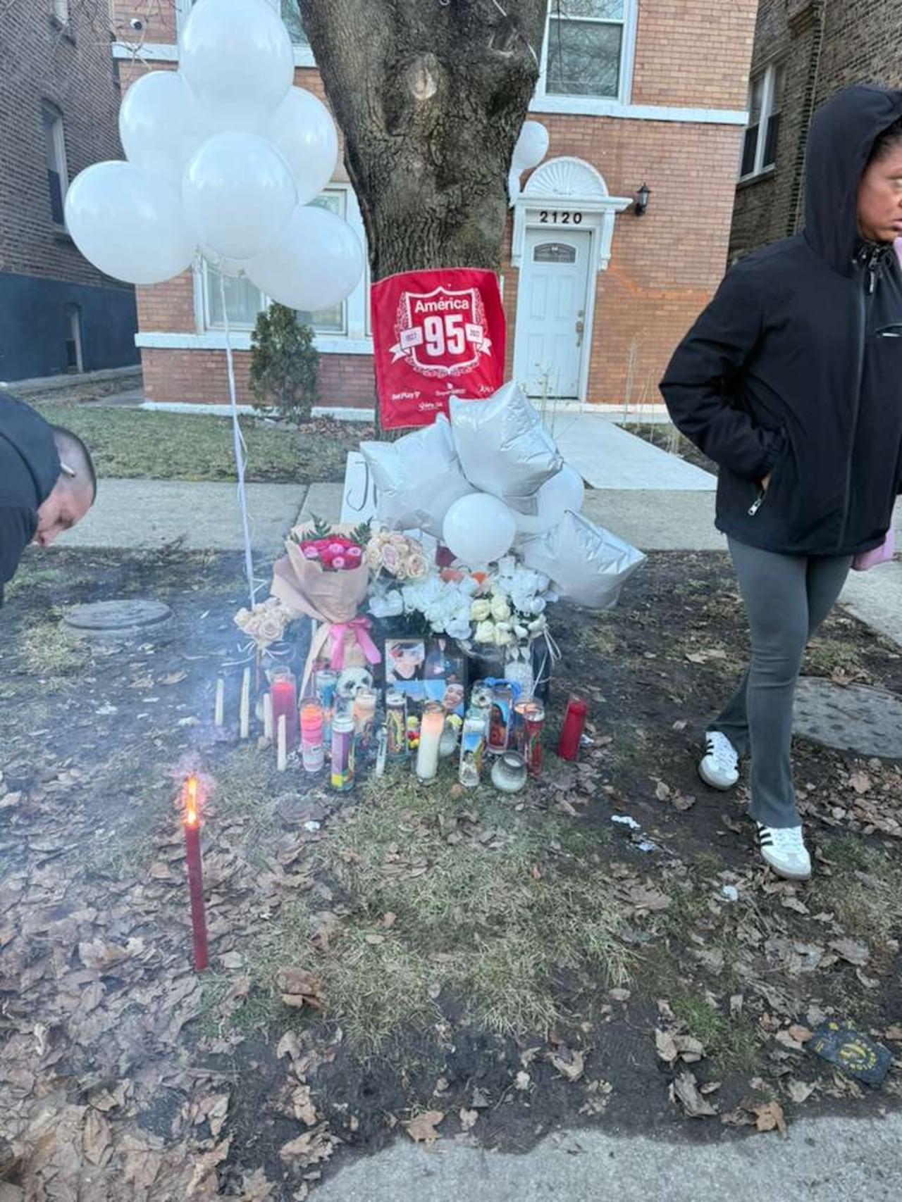 Homenaje de familiares y amigos a Johan Adarve, joven caleño de 17 años, que fue asesinado a la salida de su colegio en Cícero, Chicago, tras denunciar episodios de xenofobia y matoneo.
