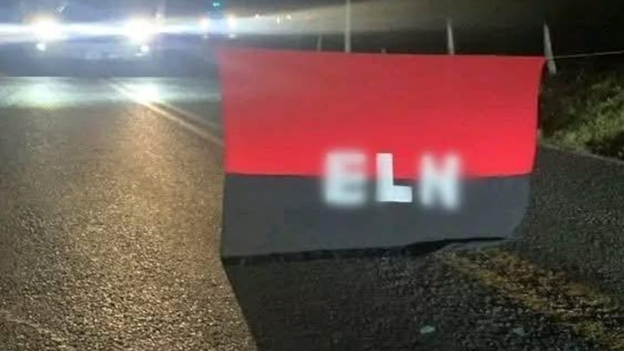 Los habitantes de Miranda reportaron la instalación de esta bandera del ELN en la vía que comunica este municipio con el Valle del Cauca.