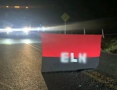 Los habitantes de Miranda reportaron la instalación de esta bandera del ELN en la vía que comunica este municipio con el Valle del Cauca.