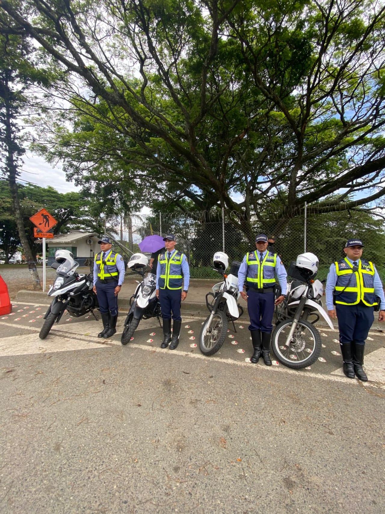 Vehículos oficiales acompañan traslado desde el aeropuerto.