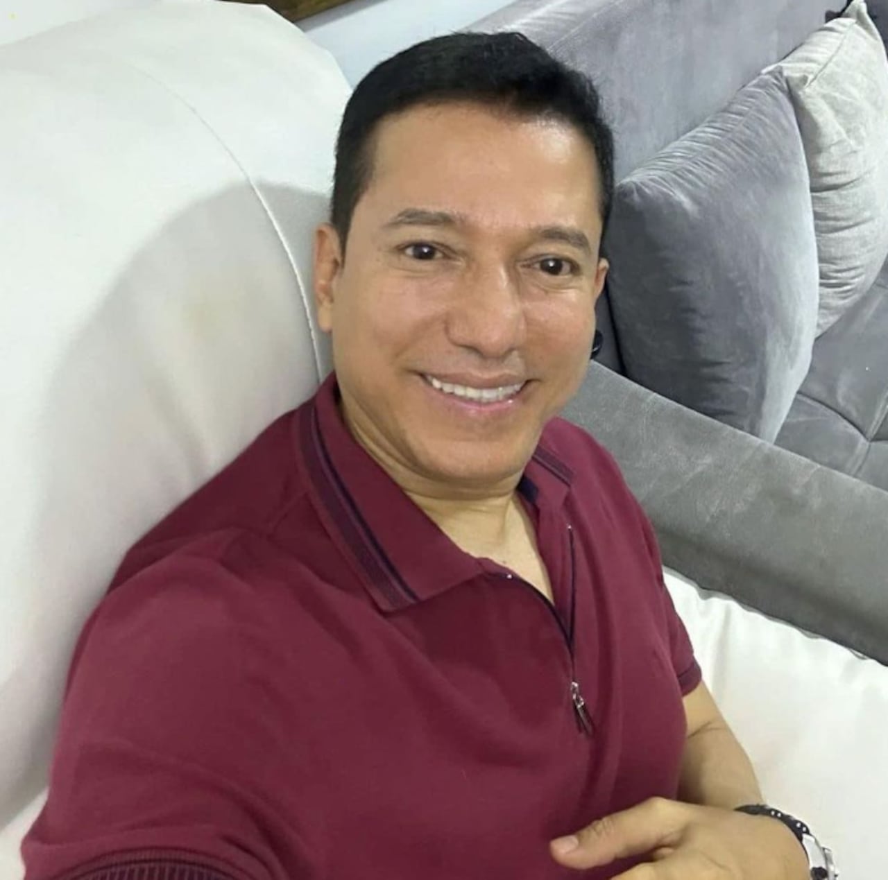 Gustavo Adolfo Villanueva, más conocido por su personaje humorístico La bruja Dioselina se ha ganado el corazón de los colombianos por su participación en Sábados Felices.