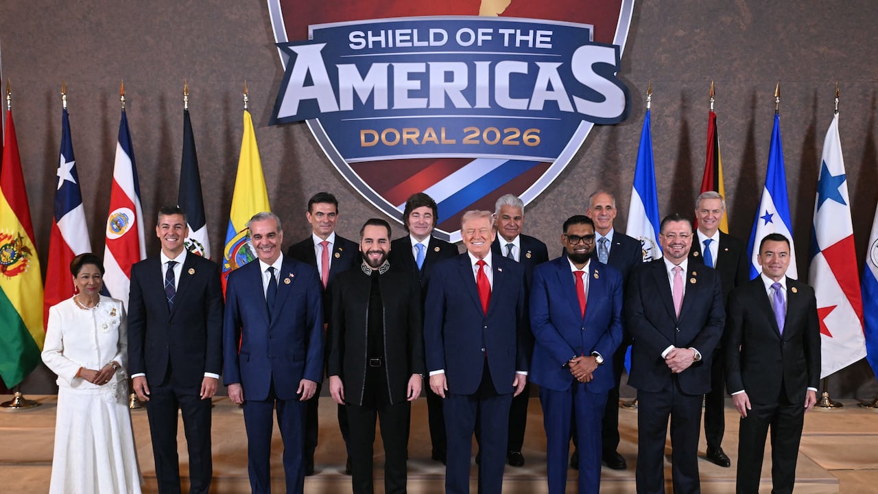 El presidente de los Estados Unidos, Donald Trump (centro), se encuentra con (izq./der.) la primera ministra de Trinidad y Tobago, Kamla Persad-Bissessar; Santiago Peña, presidente de la República de Paraguay; Luis Abinader, presidente de la República Dominicana; Rodrigo Paz Pereira, presidente de Bolivia; Nayib Bukele, presidente de El Salvador; Javier Milei, presidente de Argentina; José Raúl Mulino, presidente de Panamá; Mohamed Irfaan Ali, presidente de Guyana; Nasry Tito Asfura, presidente de Honduras; Rodrigo Chaves Robles, presidente de Costa Rica; José Antonio Kast, presidente electo de Chile; y Daniel Roy Gilchrist Noboa Azán, presidente de Ecuador, durante una fotografía grupal al inicio de la Cumbre "Escudo de las Américas