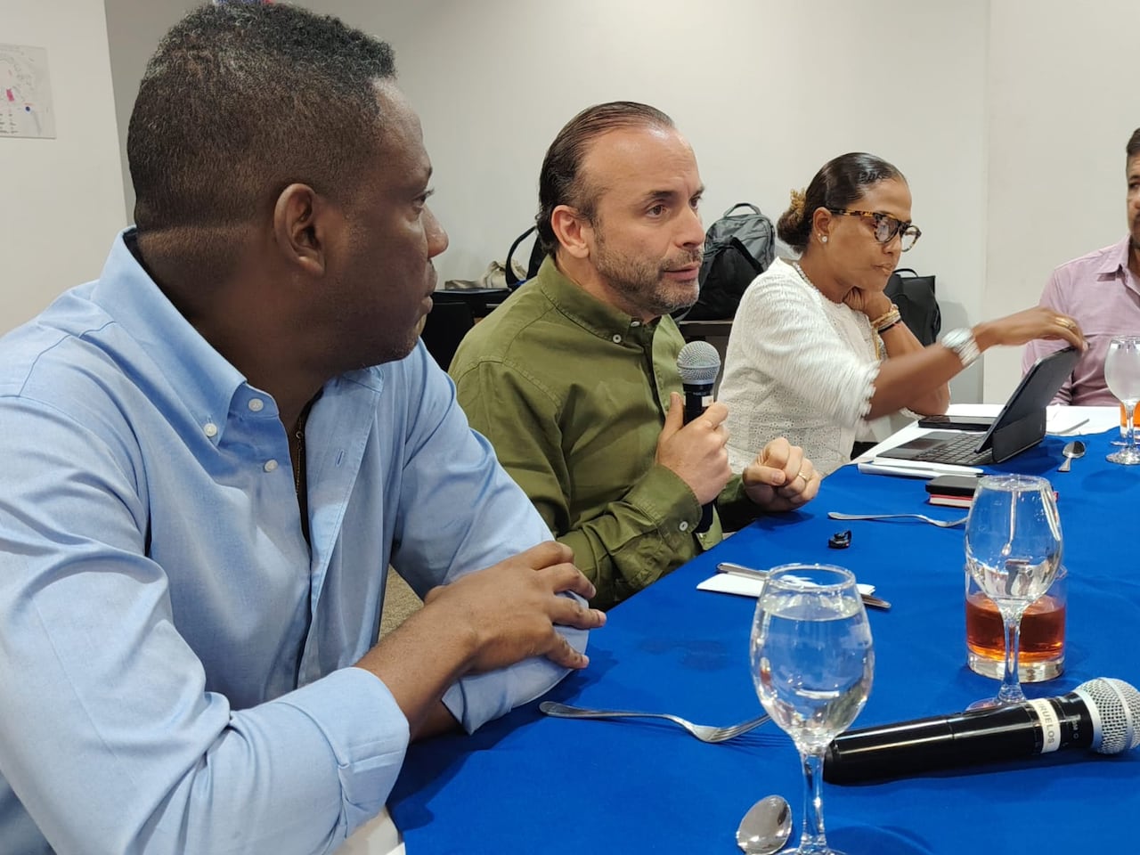 El gerente de Emcali, Roger Mina, y el alcalde de Cali, Alejandro Eder, realizaron el anuncio en la tarde de este 15 de octubre.