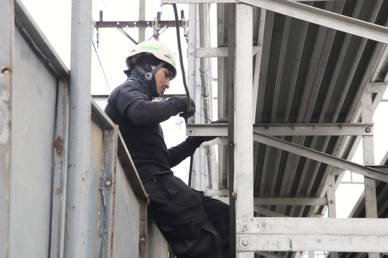 Un operario ajusta los soportes de una de las graderías para los desfiles de la Feria de Cali 2025.