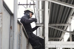 Un operario ajusta los soportes de una de las graderías para los desfiles de la Feria de Cali 2025.