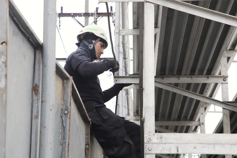 Un operario ajusta los soportes de una de las graderías para los desfiles de la Feria de Cali 2025.