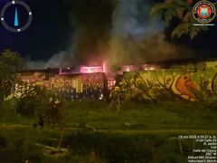 Incendio en el sur de Cali este sábado 18 de octubre, afectó una vivienda y varios locales comerciales.