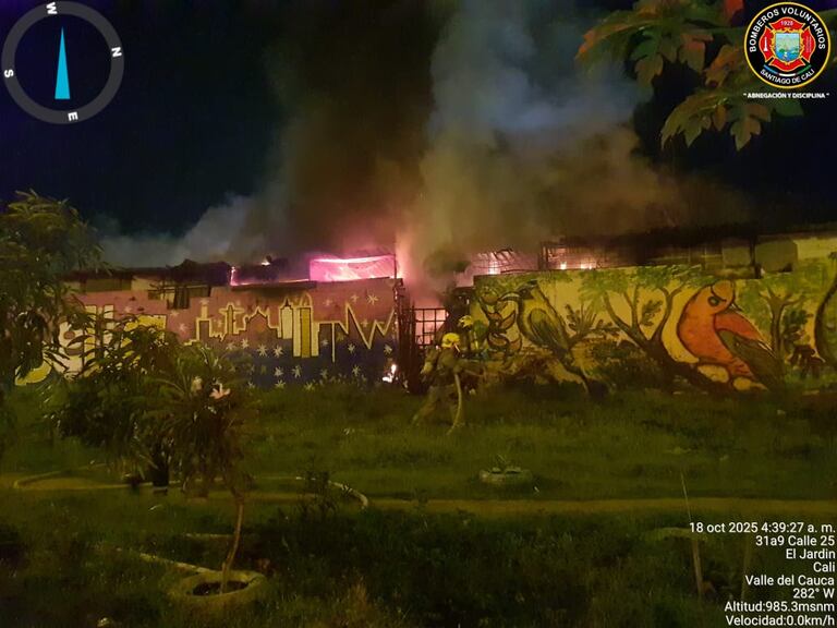 Incendio en el sur de Cali este sábado 18 de octubre, afectó una vivienda y varios locales comerciales.