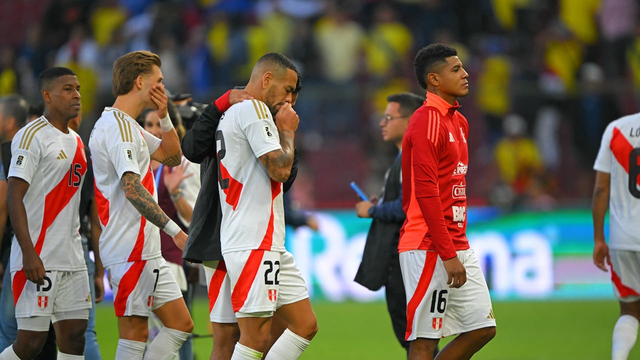 Los jugadores de Perú reaccionan a la derrota de su selección ante Ecuador.