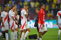 Los jugadores de Perú reaccionan a la derrota de su selección ante Ecuador.