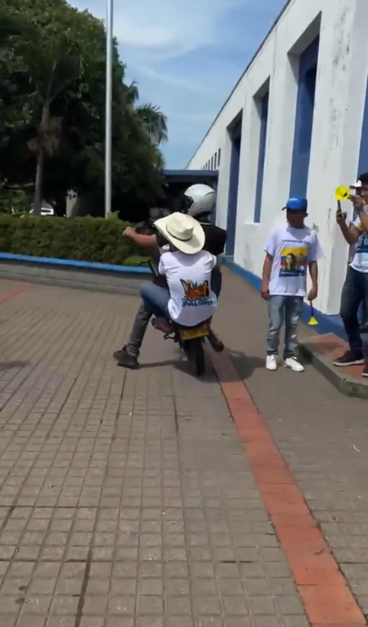 Oviedo no portaba casco durante la maniobra en la moto, algo que fue objeto de críticas por muchas personas por medio de las redes sociales.