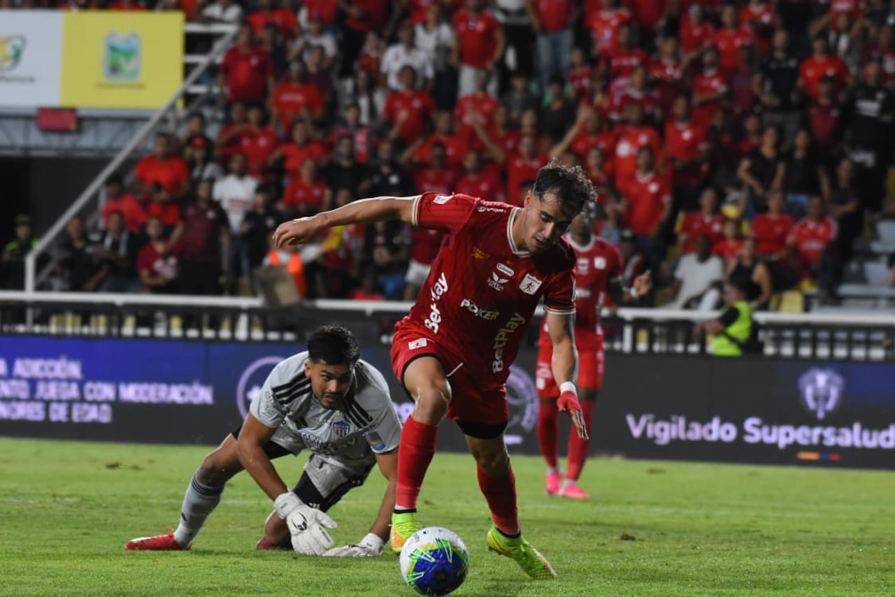 Tomás Ángel (izq.) antes de marcar el segundo gol del América de Cali contra el Junior de Barranquilla en el juego de la fecha 7 de la Liga II-2026.