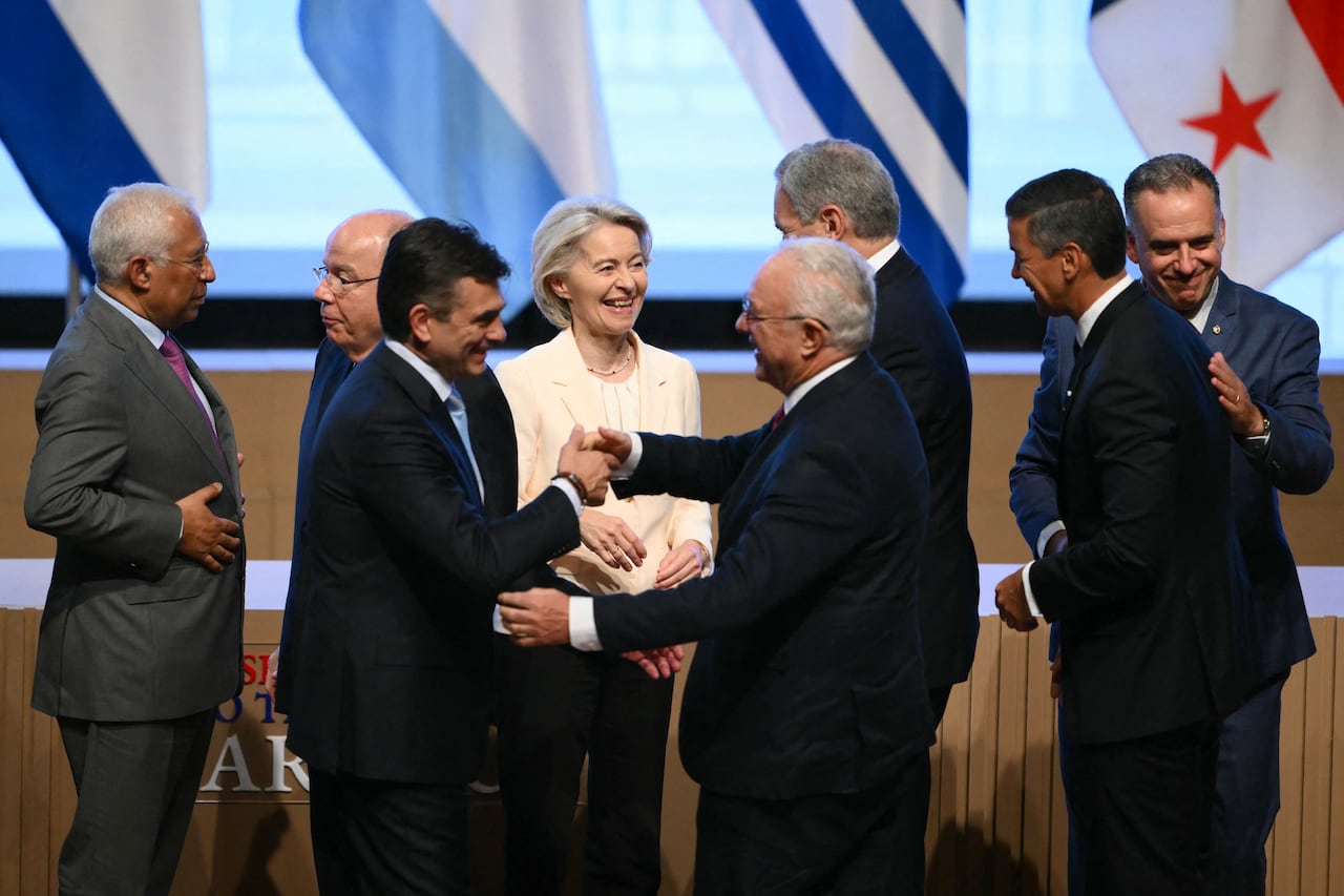 De izquierda a derecha: El presidente del Consejo Europeo, Antonio Costa; el ministro de Asuntos Exteriores de Brasil, Mauro Vieira; el presidente de Bolivia, Rodrigo Paz; la presidenta de la Comisión Europea, Ursula von der Leyen; el ministro de Asuntos Exteriores de Uruguay, Mario Lubetkin; el presidente de Paraguay, Santiago Peña; y el presidente de Uruguay, Yamandu Orsi, se saludan al término de la ceremonia de firma del acuerdo comercial entre la Unión Europea y el Mercosur.