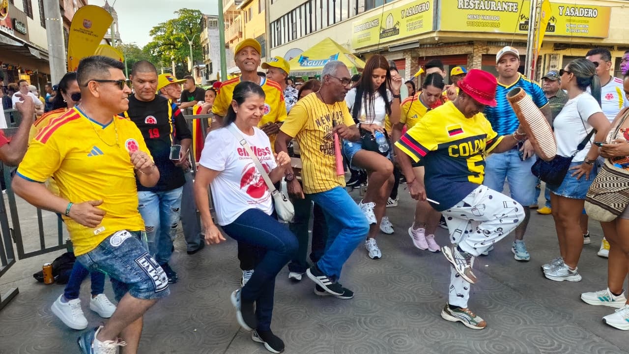 Hinchas de la Selección Colombia se reunieron en el Barrio Obrero de Cali para seguir en pantalla gigante el duelo frente a Portugal, en medio de un ambiente de música, baile y optimismo por la Tricolor.