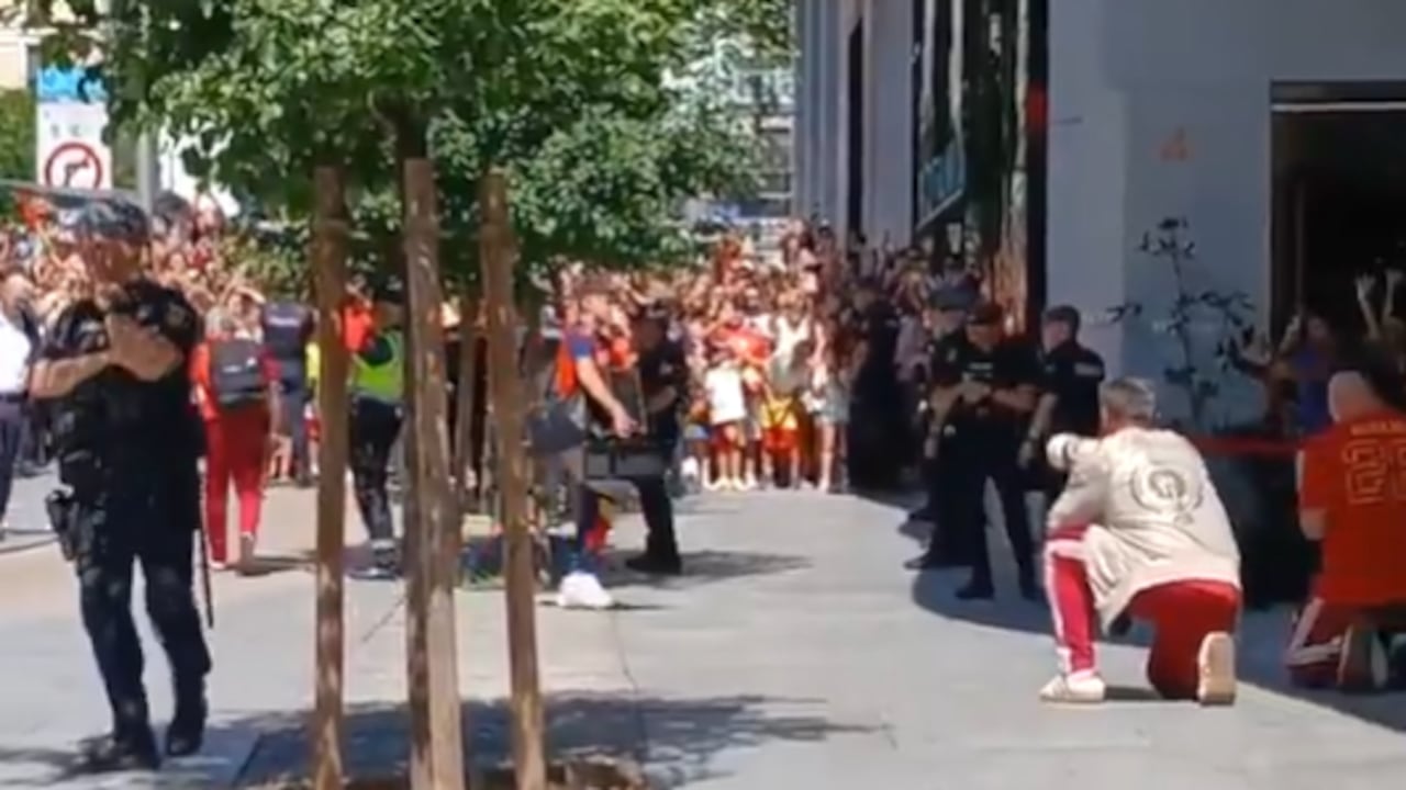 Aficionados comienzan a celebrar la llegada de sus campeones a España