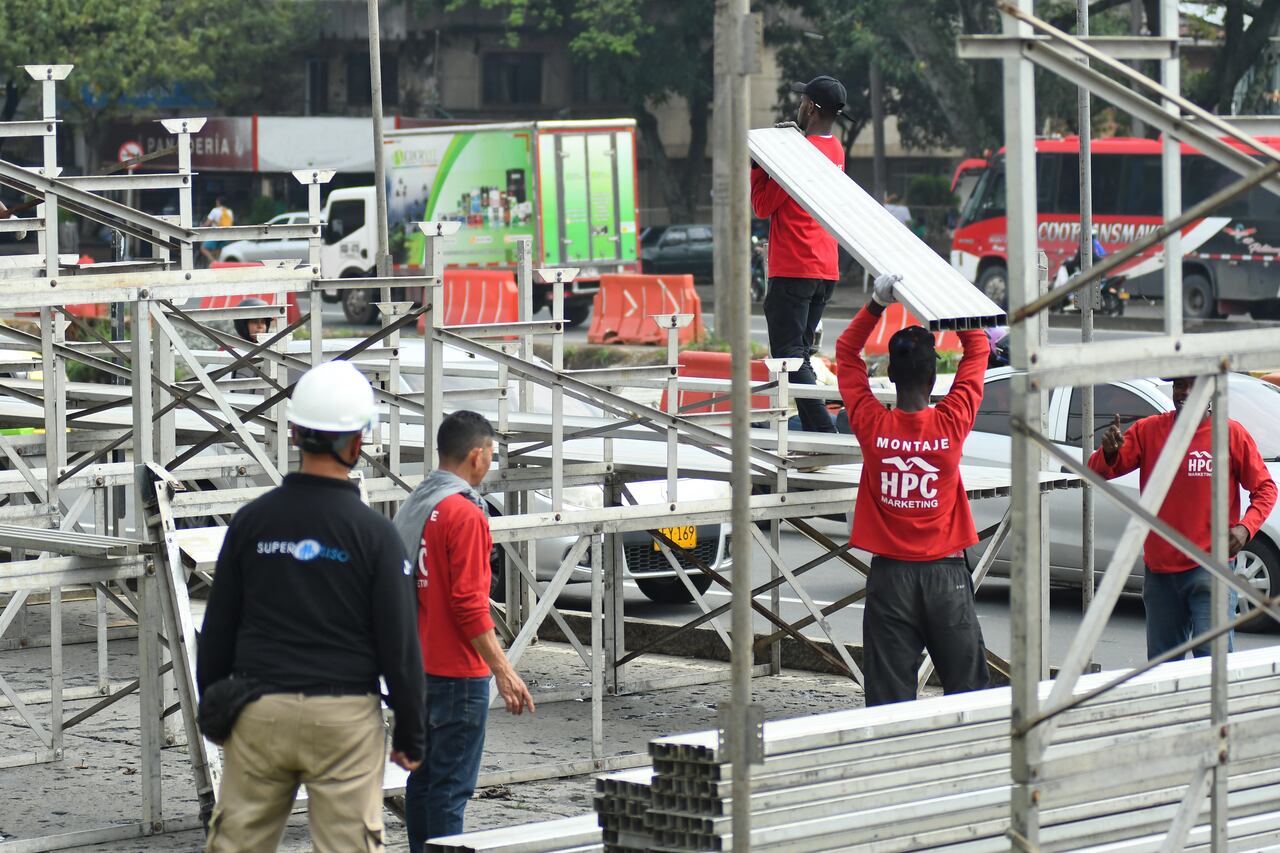 Se registra un monumental trancón en la Autopista Suroriental, pues ya comenzó la instalación de las graderías de la Feria de Cali, entre las Calles 32 y 39.