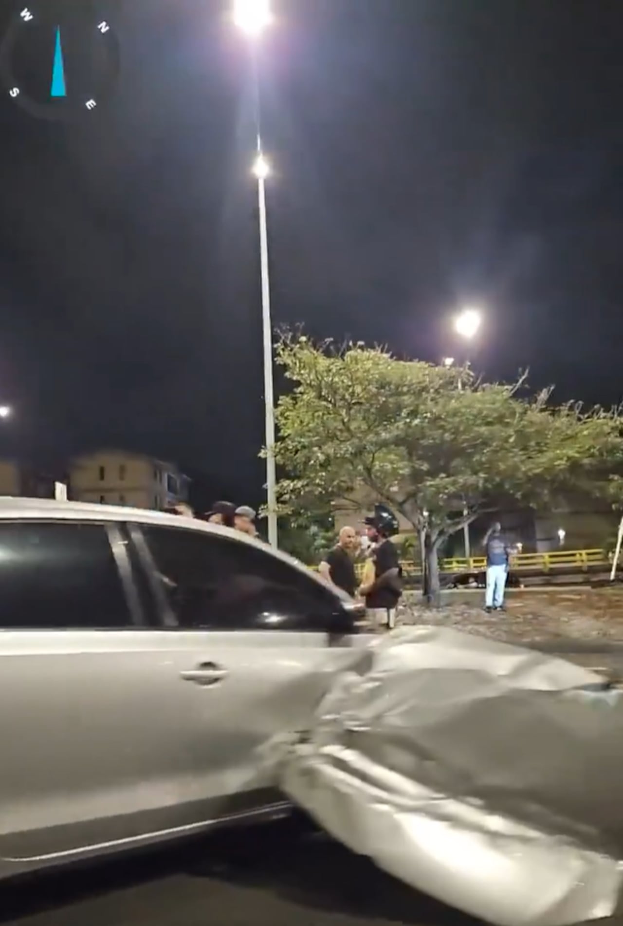 Un conductor chocó contra un amortiguador en la calle 70 con carrera 8 durante la madrugada de este lunes. El fuerte impacto provocó que el motor del vehículo se desprendiera.