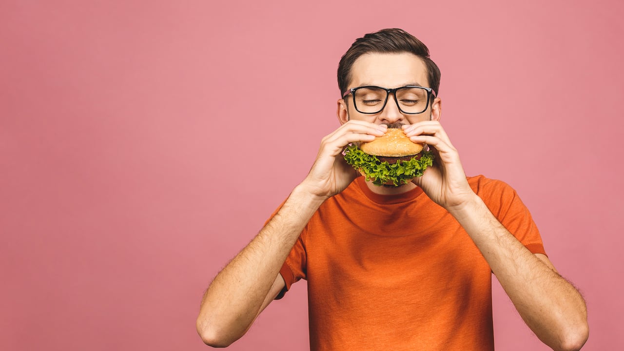 ¿Preocupado por el impacto de las calorías en su dieta? Conozca la verdad sobre cuántas se esconden en una hamburguesa completa y tome decisiones más saludables.