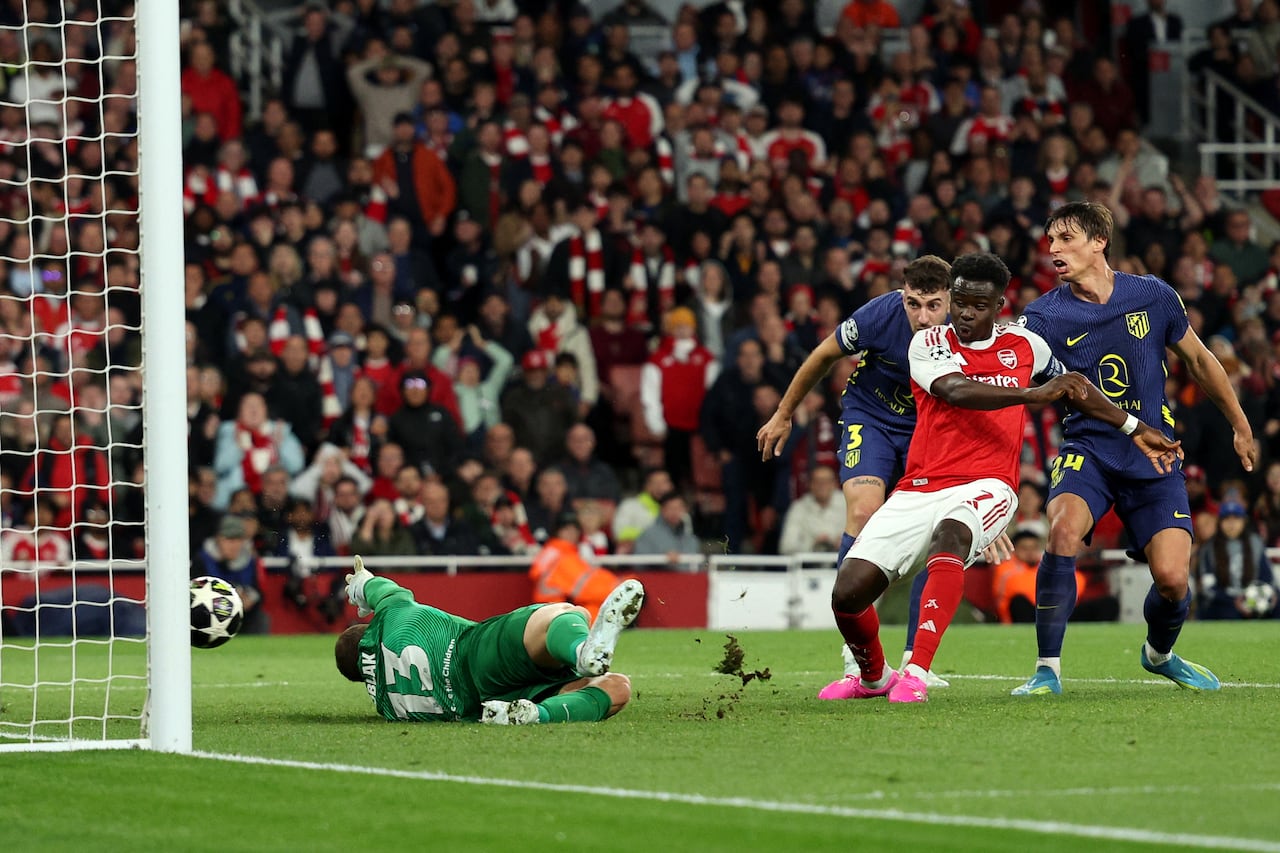 El centrocampista inglés del Arsenal, Bukayo Saka (número 07), anota el primer gol de su equipo durante el partido de vuelta de las semifinales de la Liga de Campeones de la UEFA entre el Arsenal y el Atlético de Madrid en el Emirates Stadium, al norte de Londres, el 5 de mayo de 2026. (Foto de Adrian Dennis / AFP)
