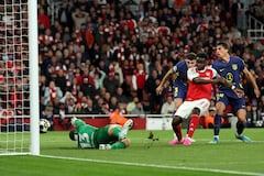 El centrocampista inglés del Arsenal, Bukayo Saka (número 07), anota el primer gol de su equipo durante el partido de vuelta de las semifinales de la Liga de Campeones de la UEFA entre el Arsenal y el Atlético de Madrid en el Emirates Stadium, al norte de Londres, el 5 de mayo de 2026. (Foto de Adrian Dennis / AFP)
