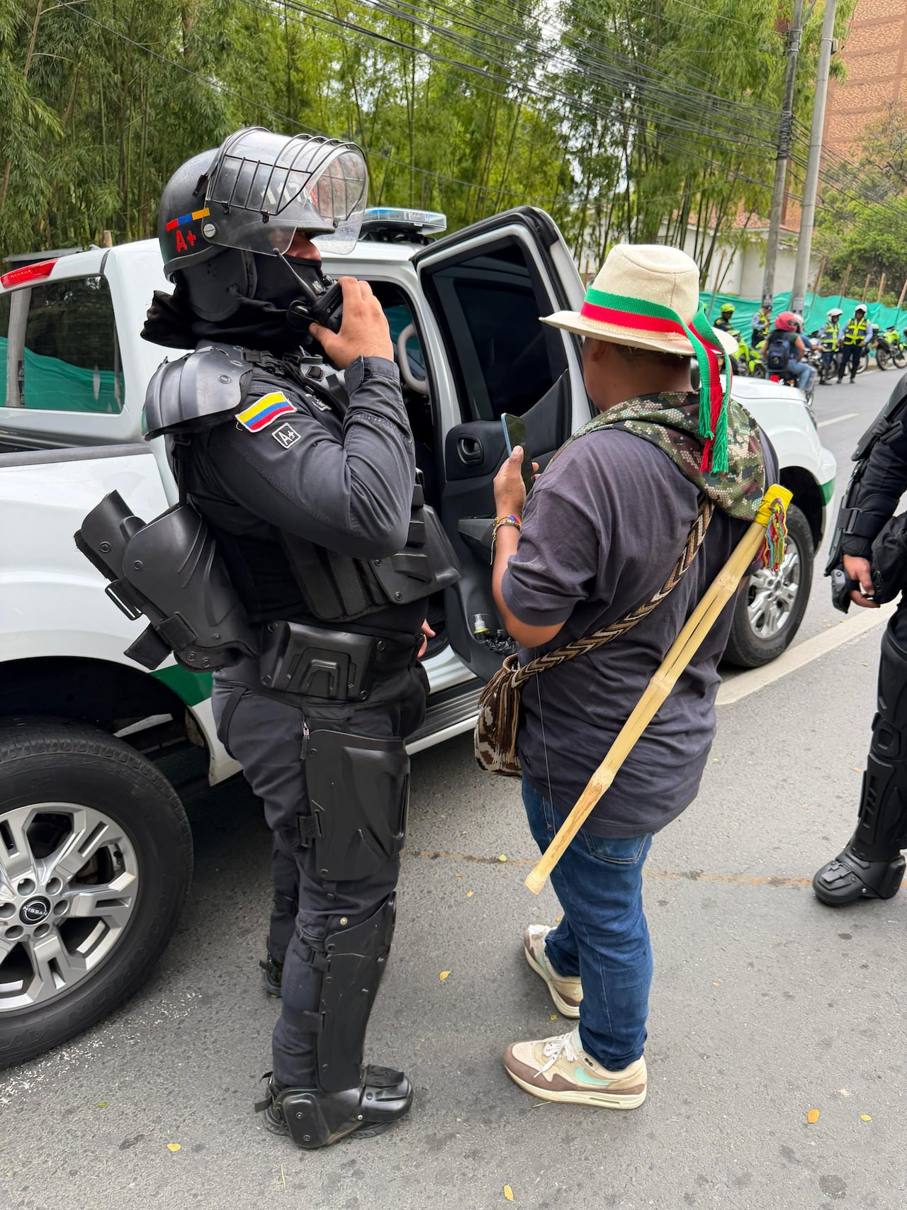 Autoridades capturaron a un hombre que presuntamente intentó atacar con un arma cortopunzante a un agente de tránsito en Cali, este jueves 21 de mayo.