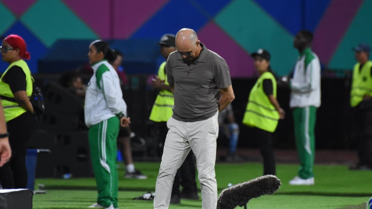 Alfredo Arias (centro) durante el partido entre Junior de Barranquilla y América de Cali en el juego de la fecha 7 de la Liga II-2026.
