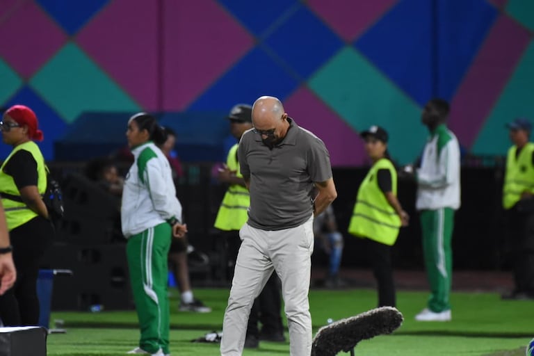 Alfredo Arias (centro) durante el partido entre Junior de Barranquilla y América de Cali en el juego de la fecha 7 de la Liga II-2026.