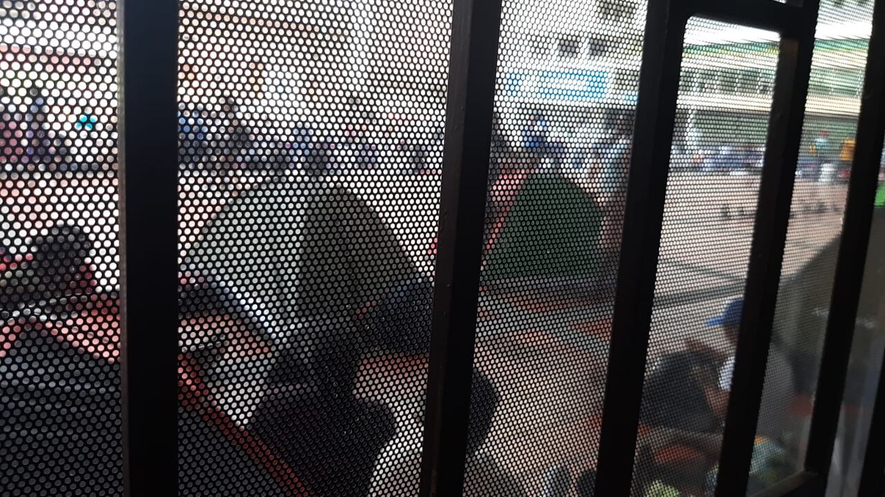 Varios de los manifestantes instalaron carpas para esperar respuesta de las autoridades.