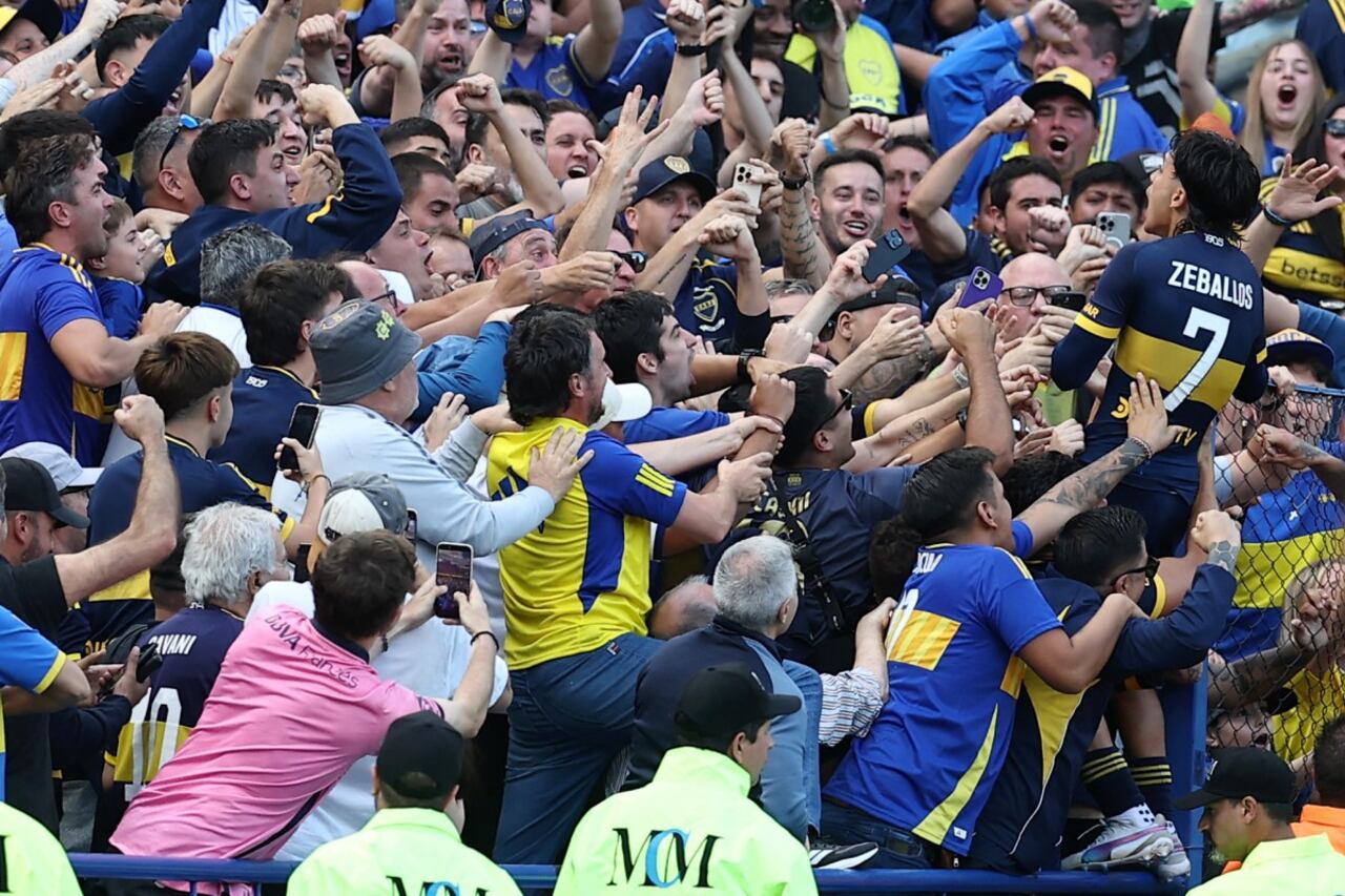 El delantero de Boca Juniors #07 Exequiel Zeballos celebra el gol inicial de la Liga Profesional de Fútbol Argentino 2025.
