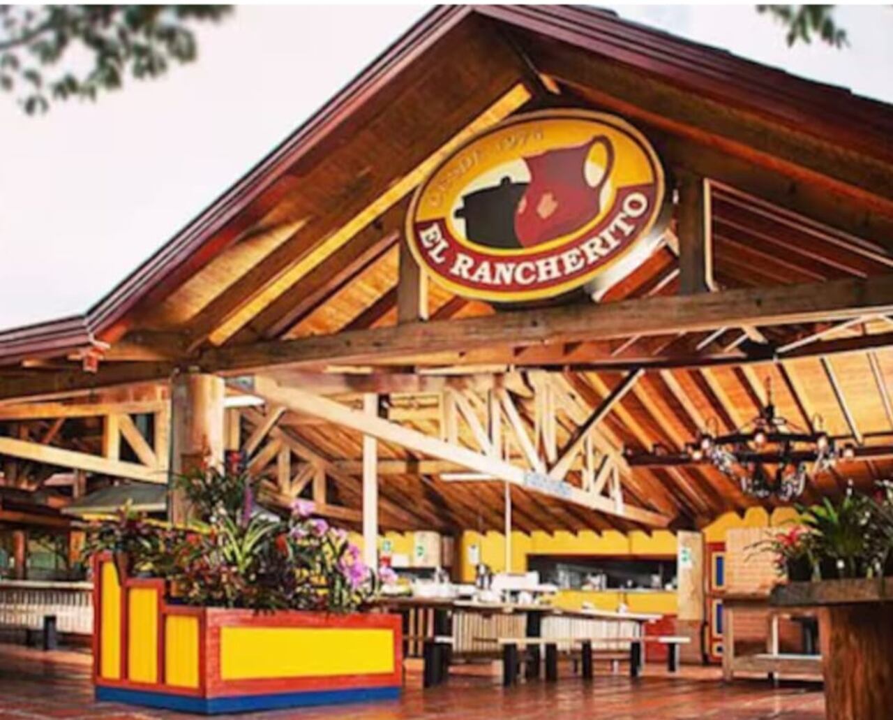 En un trágico accidente registrado en Santander, murieron los fundadores de la cadena de restaurantes El Rancherito, en Antioquia. Foto: tomada de redes / El País.