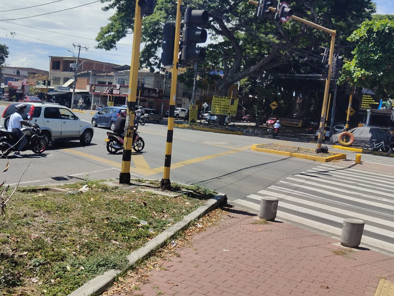 Conductores deben cruzar esta intersección sin la orientación de los semáforos, según reportan habitantes de la zona.